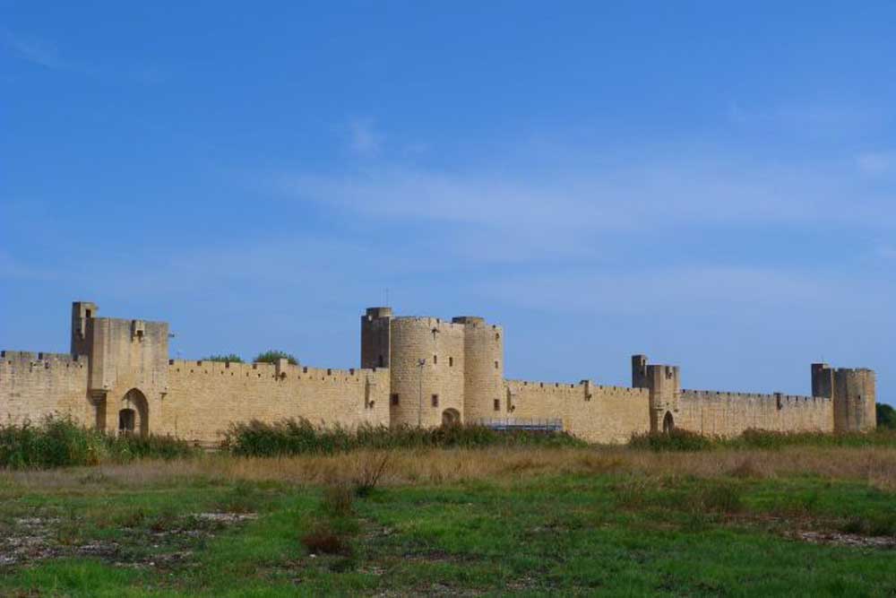 tours aigues mortes